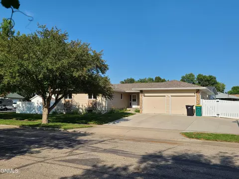 1313 Westwood St, Bismarck, ND 58504
