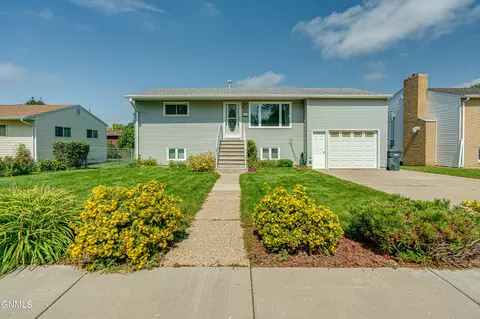 106 12th St NW, Mandan, ND 58554