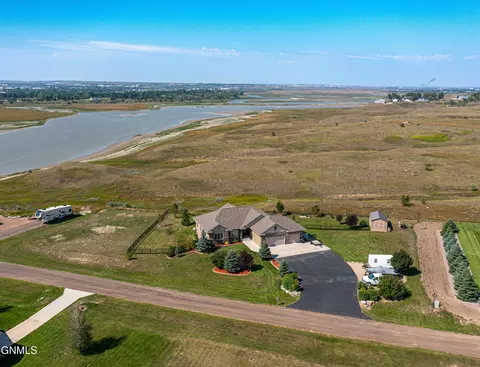2011 17th St E, Williston, ND 58801 photo 4