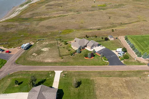 2011 17th St E, Williston, ND 58801 photo 3