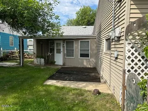 906 13th Ave W, Williston, ND 58801 photo 4