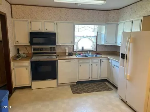 906 13th Ave W, Williston, ND 58801 photo 8