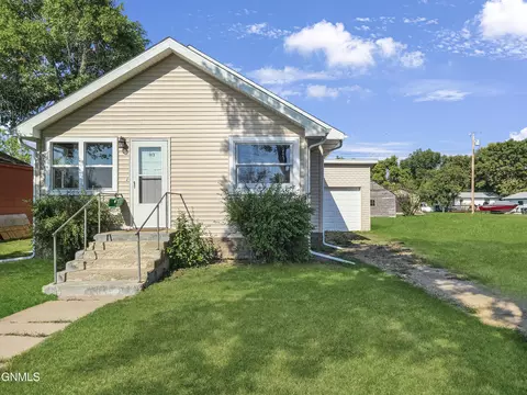 103 3rd St NE, Crosby, ND 58730