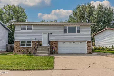 1714 Xavier St, Bismarck, ND 58501