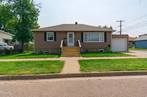 923 1st St W, Dickinson, ND 58601