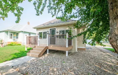 302 6th Ave SW, Mandan, ND 58554