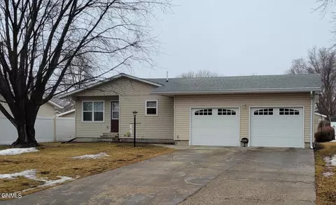 1618 16th St SW, Jamestown, ND 58401