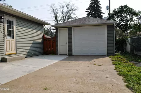 1223 3rd St N, Bismarck, ND 58501 photo 2
