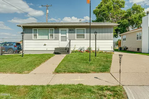 801 S 17th St, Bismarck, ND 58504