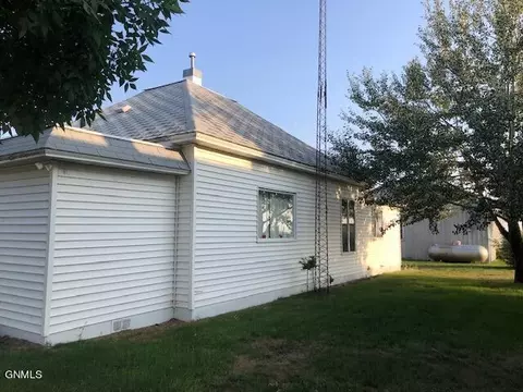 206 Minnehan St, Medicine Lake, MT 59247
