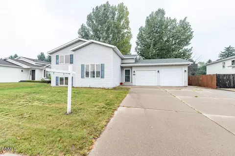 2705 Berkshire Dr, Bismarck, ND 58503