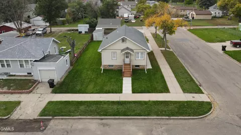 623 8th Ave W, Williston, ND 58801 photo 2