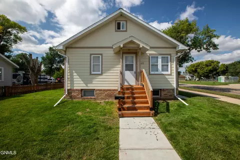 623 8th Ave W, Williston, ND 58801