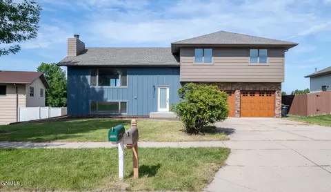3012 Cody Dr, Bismarck, ND 58503 photo 2