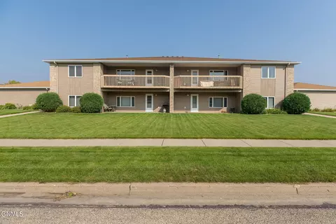 644 Bridgeport Dr, Bismarck, ND 58504