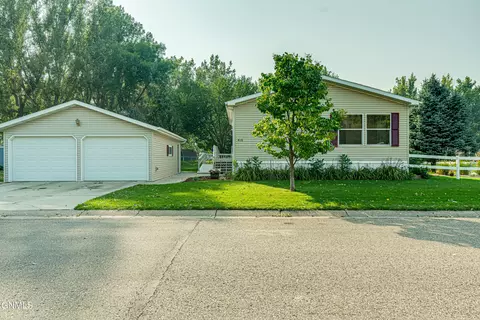 416 Victoria Cir, Bismarck, ND 58504