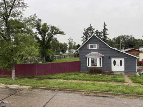 306 3rd St NE, Hazen, ND 58545