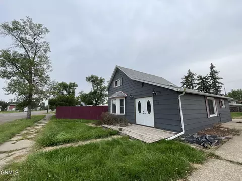 306 3rd St NE, Hazen, ND 58545 photo 2