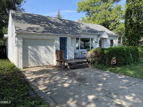1006 9th St, Bismarck, ND 58501