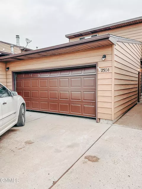 2304 Main Ct, Williston, ND 58801 photo 2