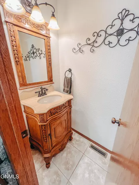 2304 Main Ct, Williston, ND 58801 photo 10