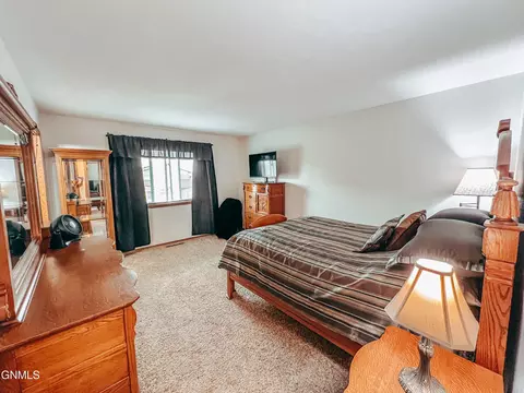 2304 Main Ct, Williston, ND 58801 photo 15