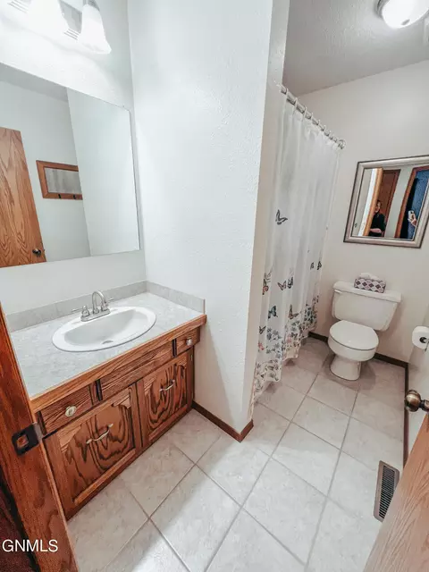2304 Main Ct, Williston, ND 58801 photo 12