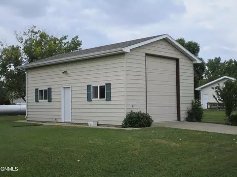 Exterior - 310 3rd Ave NE, Elgin, ND 58533 photo 4 of 8