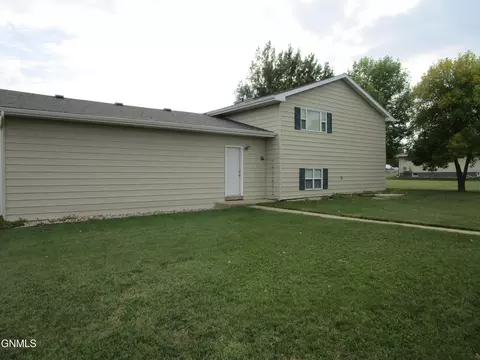 Exterior - 310 3rd Ave NE, Elgin, ND 58533 photo 7 of 8