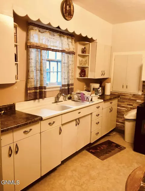 101 Central Ave E, Crosby, ND 58730 photo 3