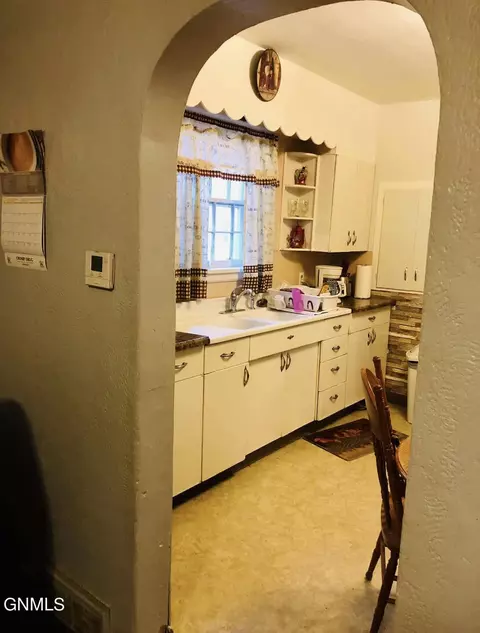 101 Central Ave E, Crosby, ND 58730 photo 6