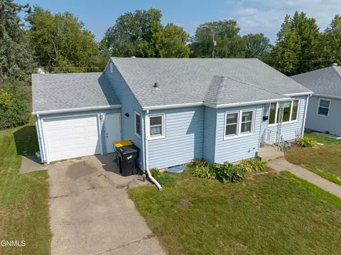 112 Arikara Ave W, Bismarck, ND 58501