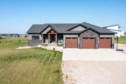 9206 Sage Dr, Bismarck, ND 58503