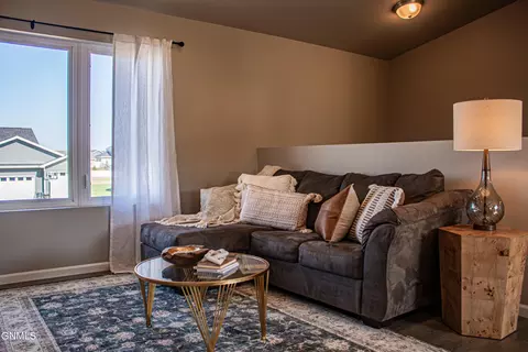 305 Cobblestone Loop SW, Mandan, ND 58554 photo 7