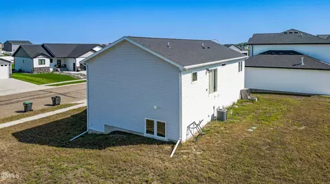 305 Cobblestone Loop SW, Mandan, ND 58554 photo 57