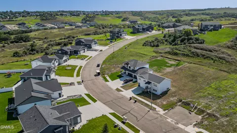 305 Cobblestone Loop SW, Mandan, ND 58554 photo 2
