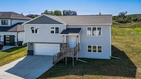 305 Cobblestone Loop SW, Mandan, ND 58554