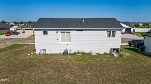 305 Cobblestone Loop SW, Mandan, ND 58554 photo 58