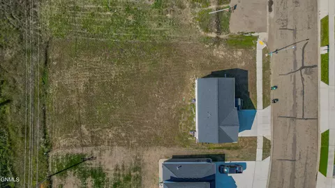 305 Cobblestone Loop SW, Mandan, ND 58554 photo 3