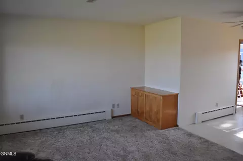 5525 Hwy 1806, Huff, ND 58554 photo 9