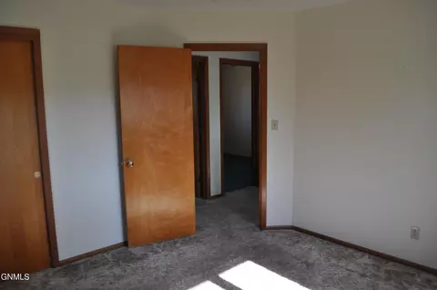 5525 Hwy 1806, Huff, ND 58554 photo 14