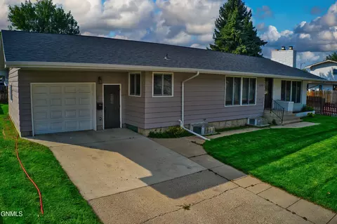 1225 Park Pl, Williston, ND 58801 photo 4