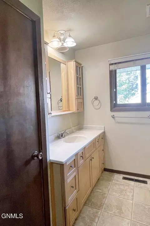1225 Park Pl, Williston, ND 58801 photo 22