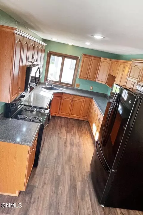 1225 Park Pl, Williston, ND 58801 photo 9