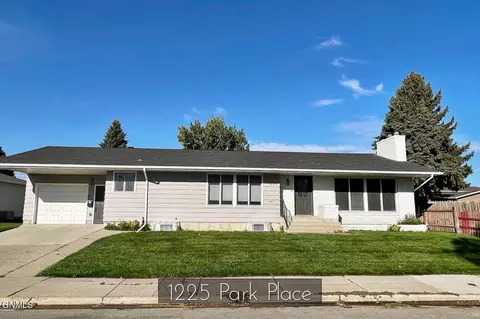 1225 Park Pl, Williston, ND 58801