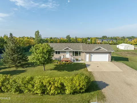 6600 Sapphire Ln, Bismarck, ND 58503