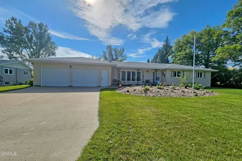 2027 Old Red Trl NW, Mandan, ND 58554