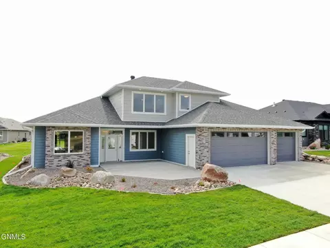 1017 Collective Ln, Bismarck, ND 58503
