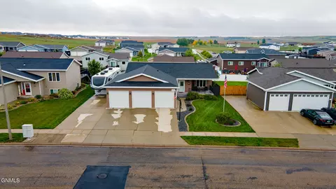 3325 Butterfield Dr, Bismarck, ND 58503