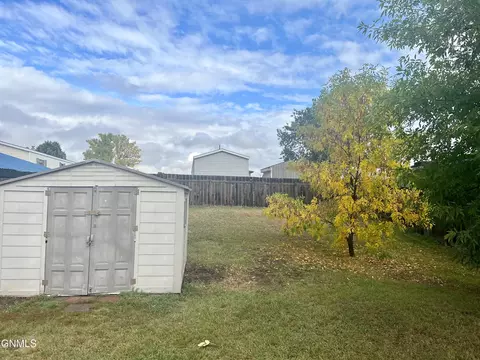 1802 32nd St W, Williston, ND 58801 photo 13